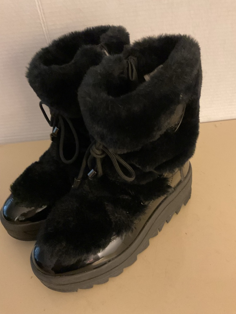 Pajar women leather Faux Fur platform boots. 6